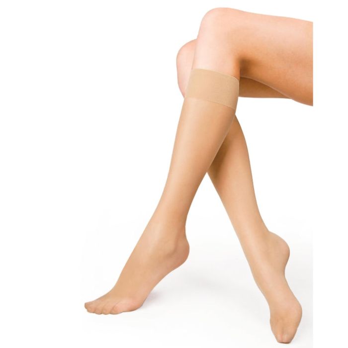 Huidskleur kniekousen van 15 denier, transparant en licht glanzend, kniehoog model met zachte boord.